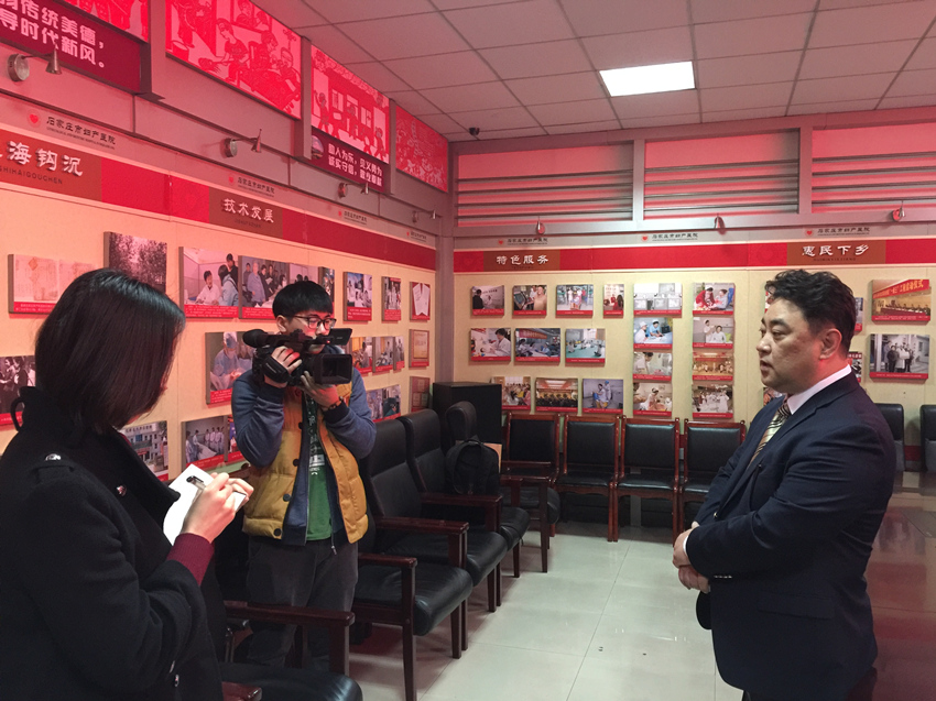 接受媒体采访.jpg 接受媒体采访.jpg